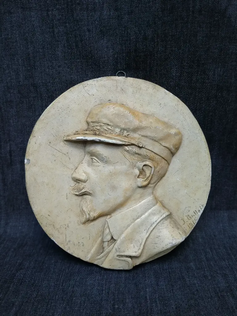 Portrait d'homme bas relief médaillon en plâtre signé J. Ballois 