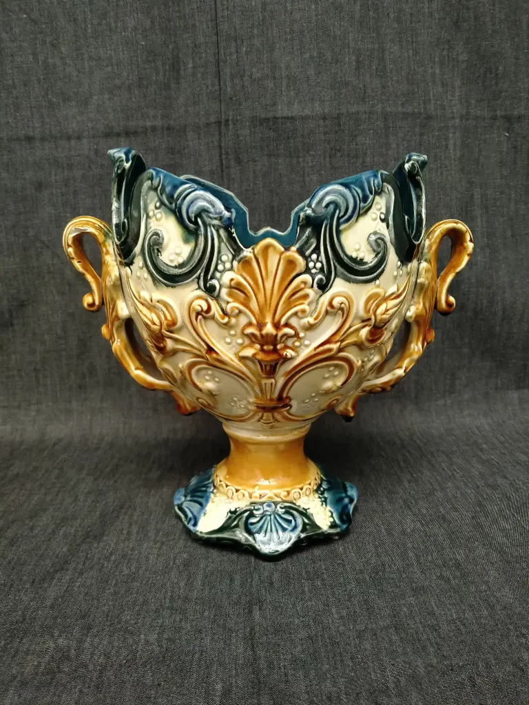 Cache pot sur pied en barbotine à décor de feuilles d'acanthe bleu et ocre 