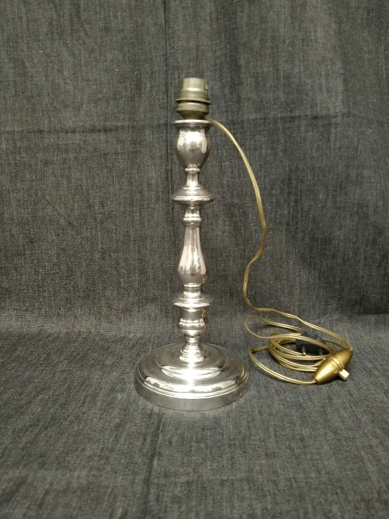 Pied de lampe bougeoir en bronze argenté XIXe siècle