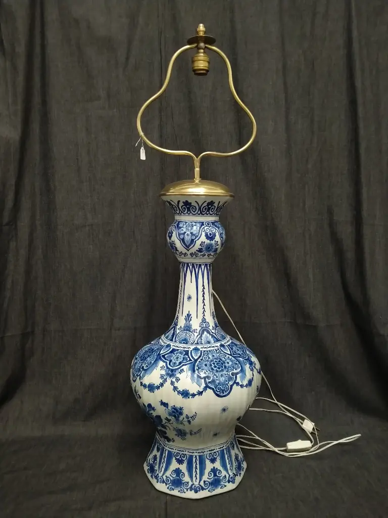 Grand vase en faïence de Delft décor bleu monté en lampe 