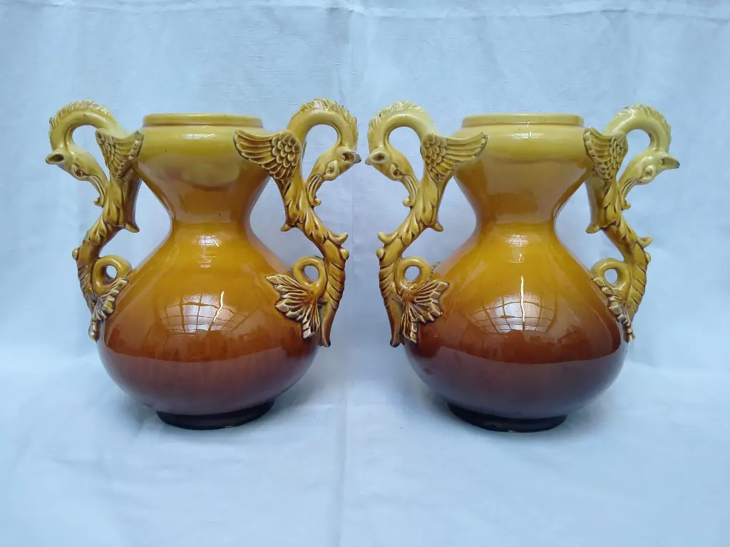Paire de vases en barbotine jaune ocre avec anses en forme de dragon