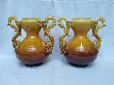 Paire de vases en barbotine jaune ocre avec anses en forme de dragon