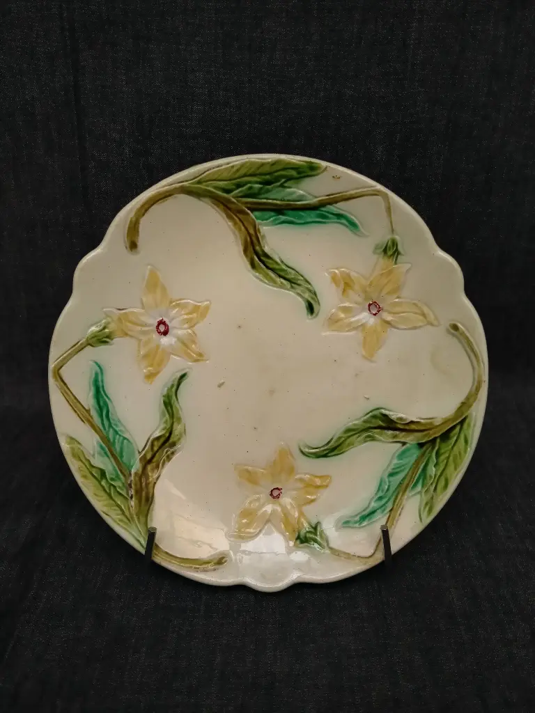 Assiette en barbotine Onnaing à décor de fleurs