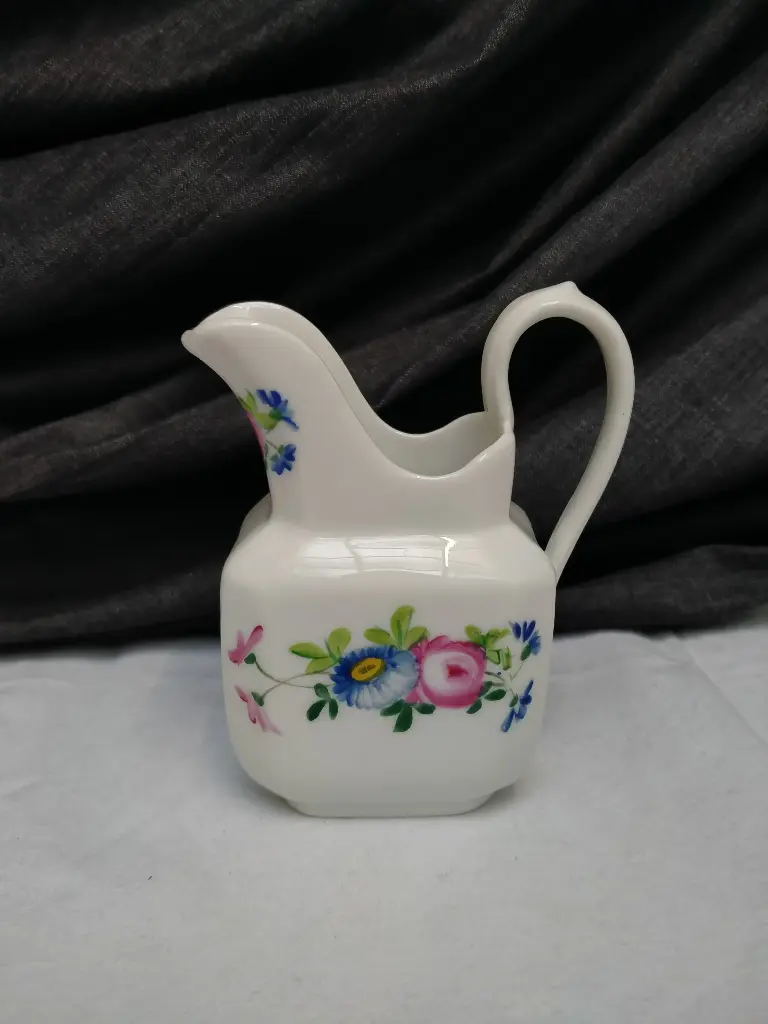 Petit pot à lait en porcelaine de Paris XIXe siècle décor de fleurs fait main
