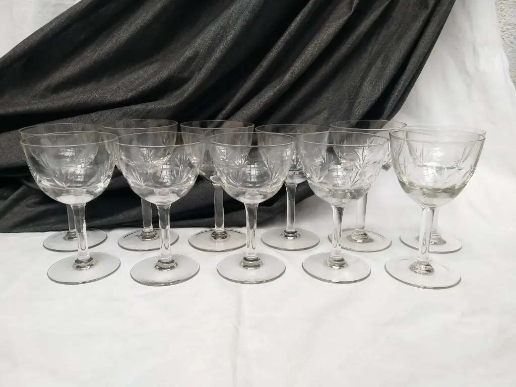 Série de 11 verres à eau en verre taillé années 50-60