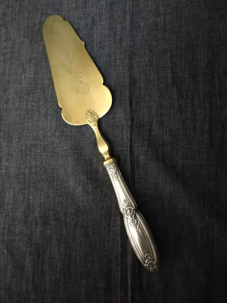 Pelle à tarte manche argent fourré décor de coquille 