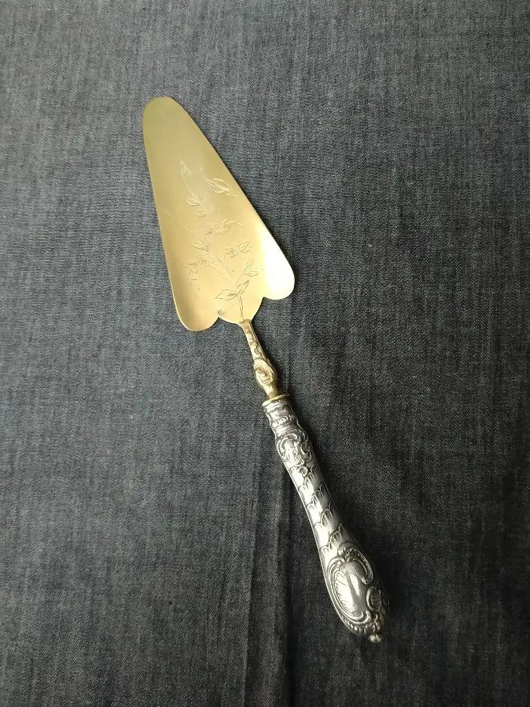 Pelle à tarte manche argent fourré décor de crête de coq rocaille 