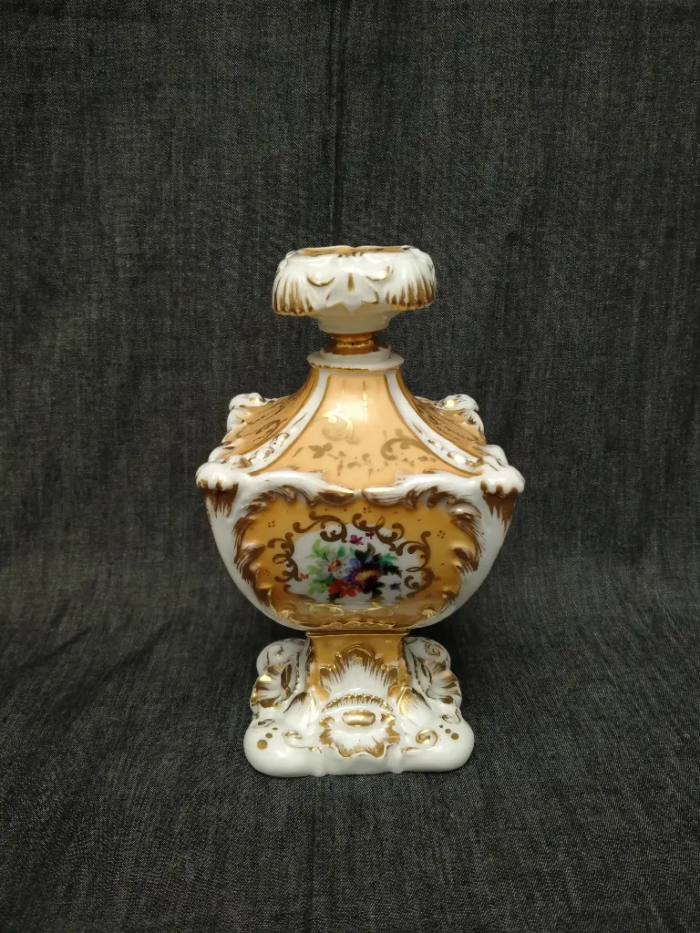 Flacon en porcelaine de Paris décor main de fleurs sur fond ocre et rehaut or XIXe siècle 