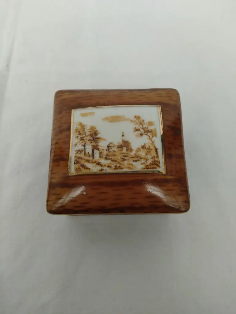 Petite boite en porcelaine décor de paysage en sépia et fond trompe l’œil imitation bois 