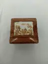 Petite boite en porcelaine décor de paysage en sépia et fond trompe l’œil imitation bois 
