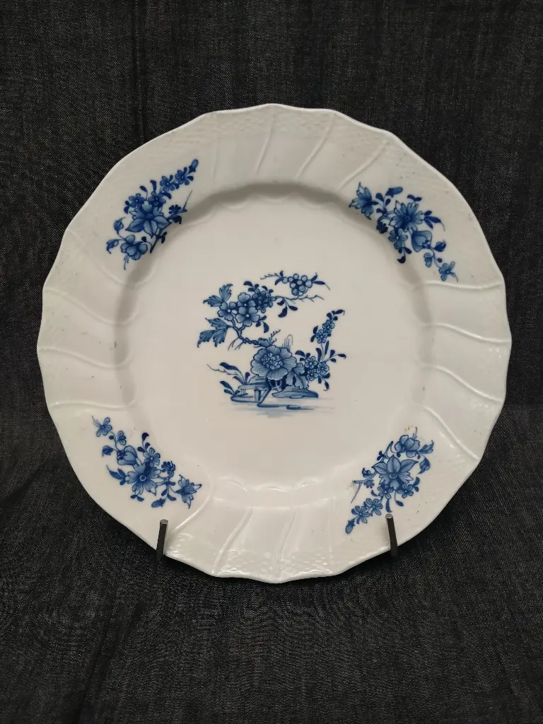 Assiette en porcelaine de Tournai XVIIIe siècle bord chantourné et décor de ronda 