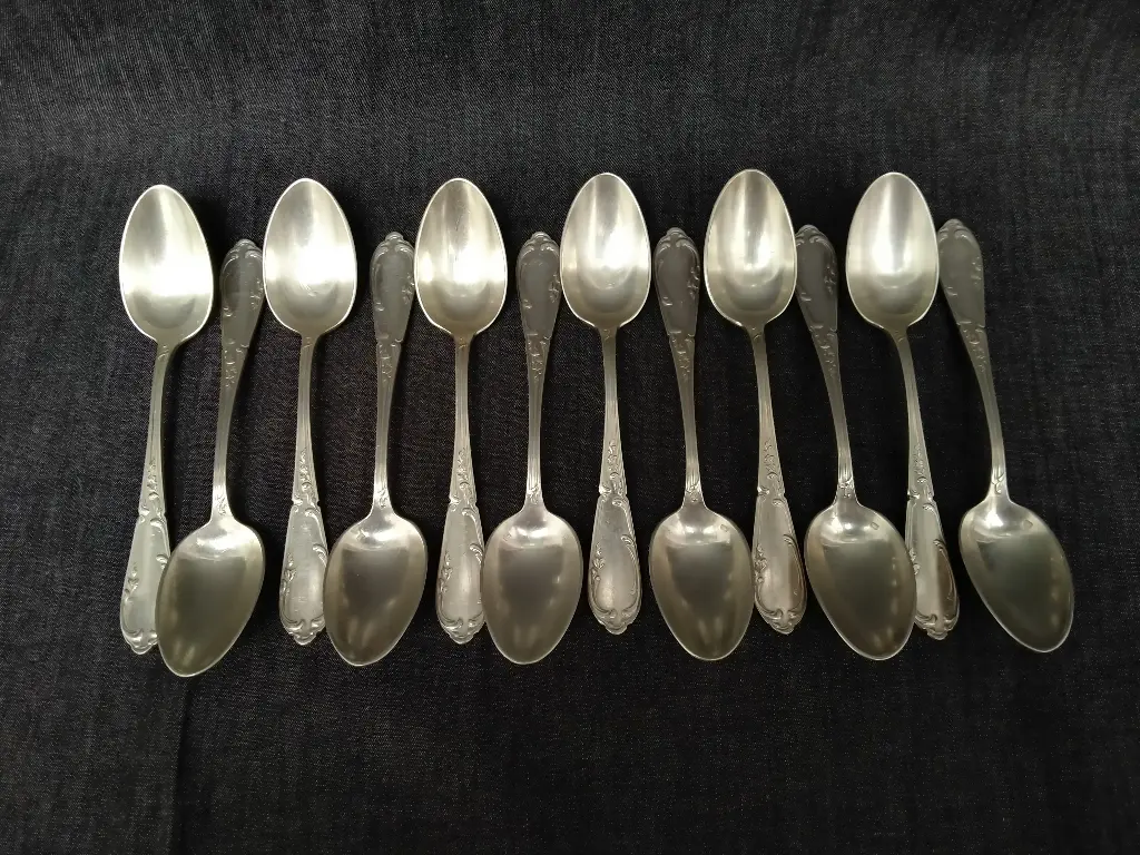 Série de 12 cuillères à café en métal argente 