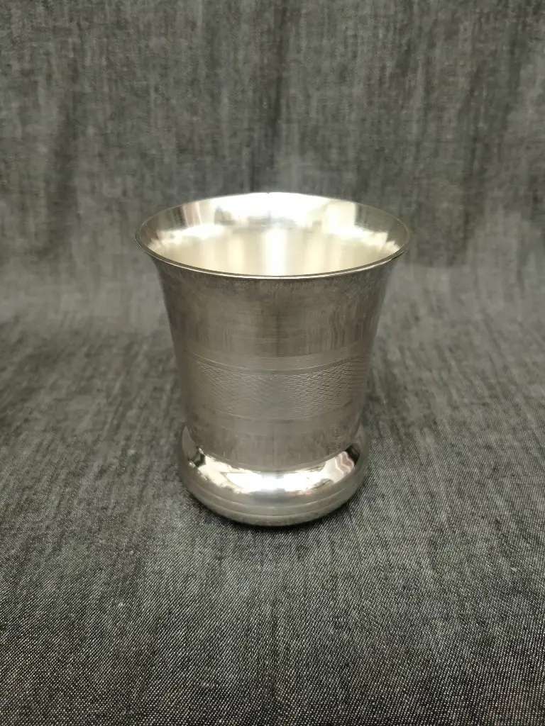 Timbale en métal argenté à décor de frise guillochée