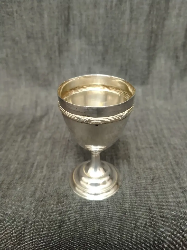 Coquetier en métal argenté décor de jonc enrubanné 