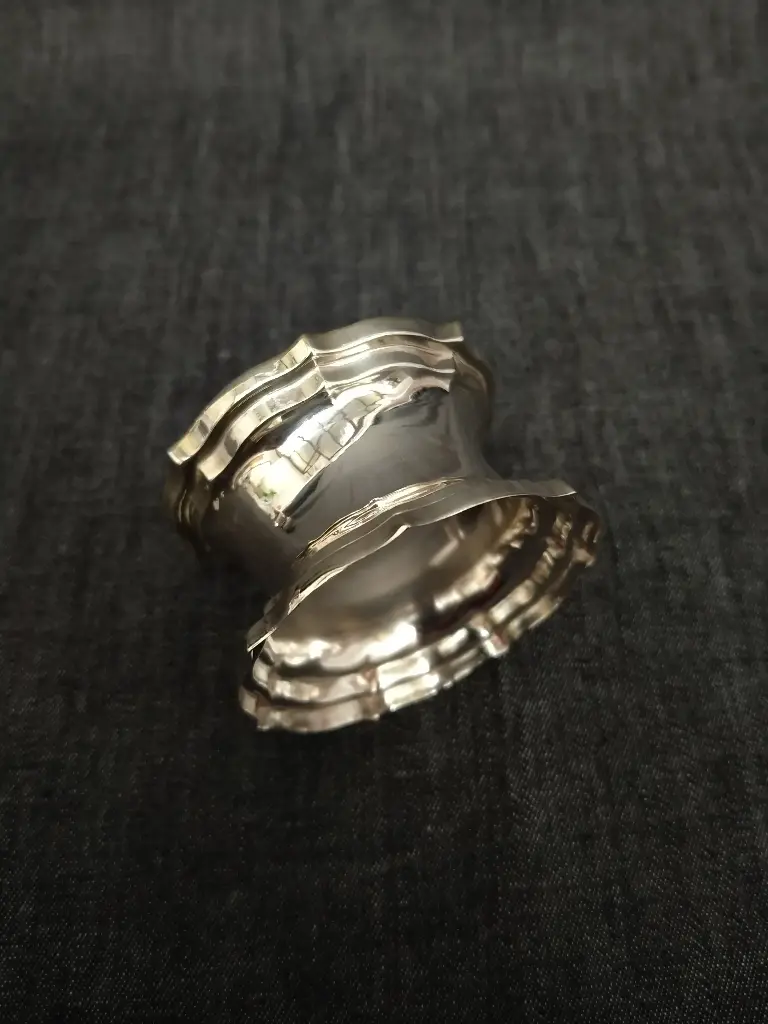 Rond de serviette en métal argenté polylobé chantourné 