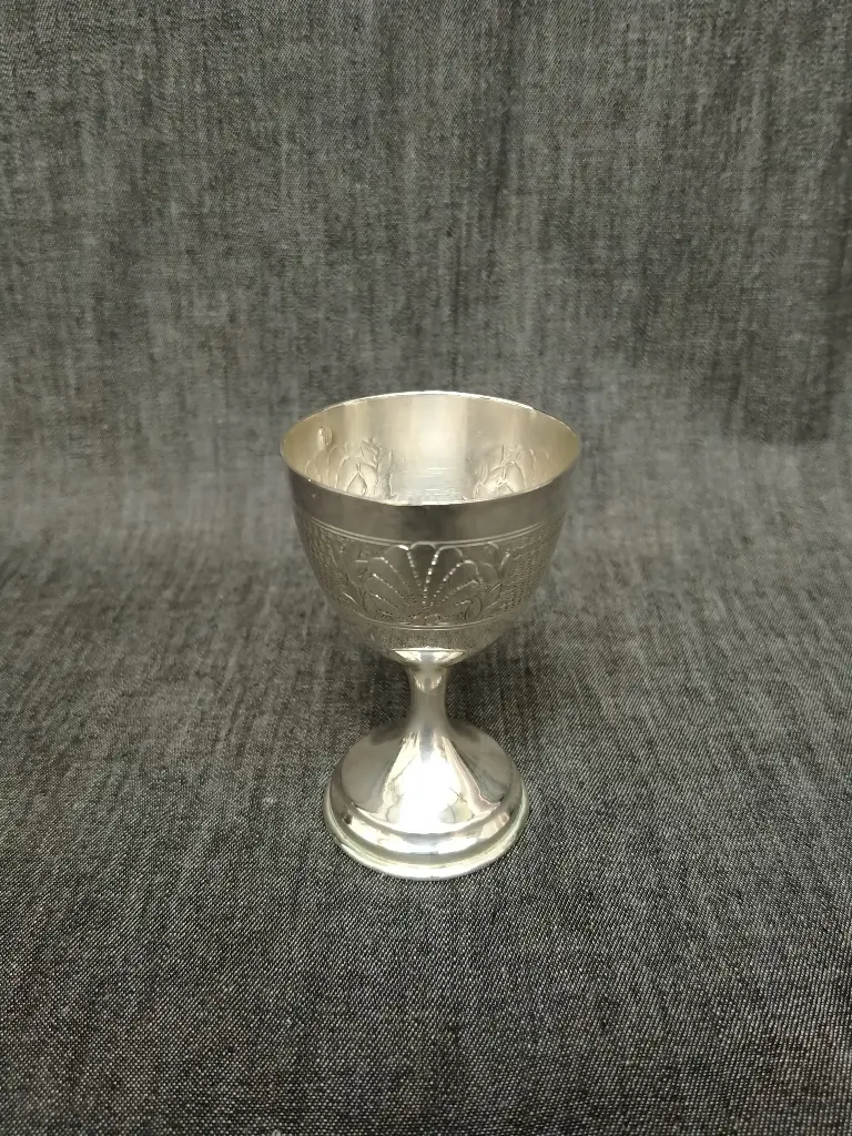Coquetier en métal argenté à décor de coquille 