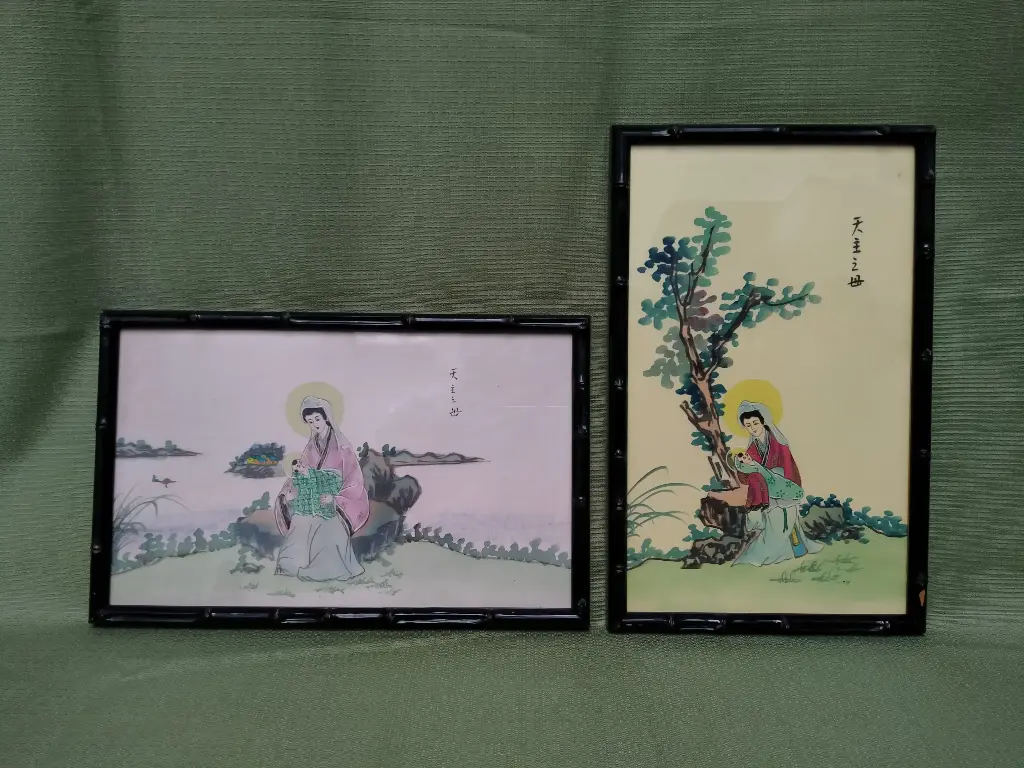 Paire de peintures sur soie chinoise représentant Guan Yin et l'enfant 