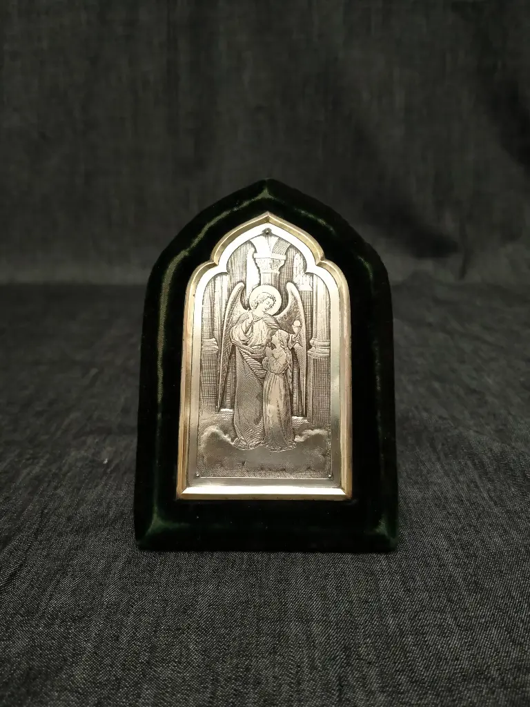 Plaque votive en bas relief en métal argenté représentant un ange gardien dans un intérieur d'église