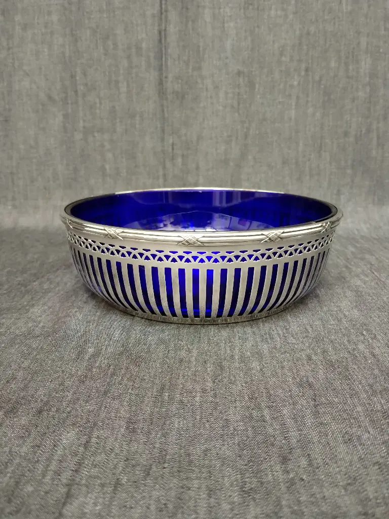 Coupe en verre bleu et monture en métal argenté ajourée orfèvre Victor Saglier