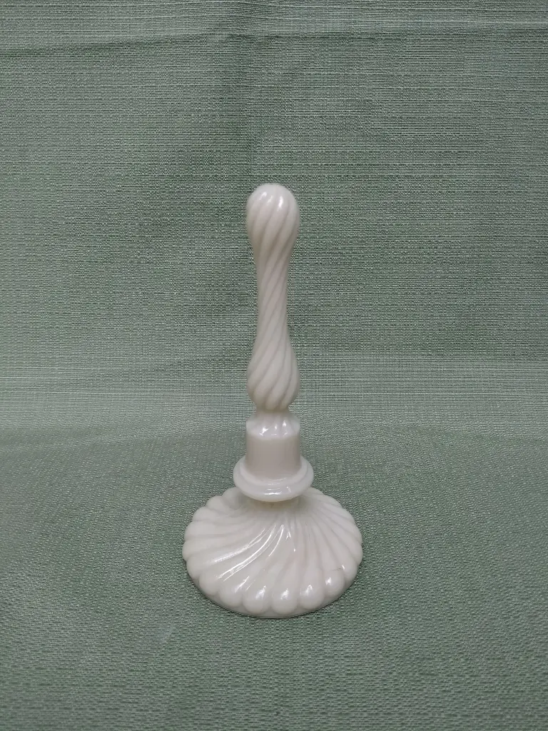 Égouttoir à carafe en opaline de foire couleur crème 