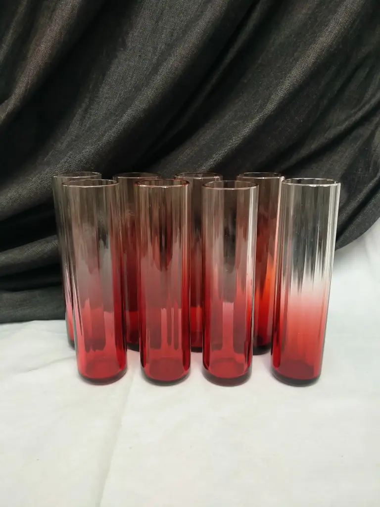 Série de 8 verres à cocktail ou Vodka en cristal rouge et transparent 