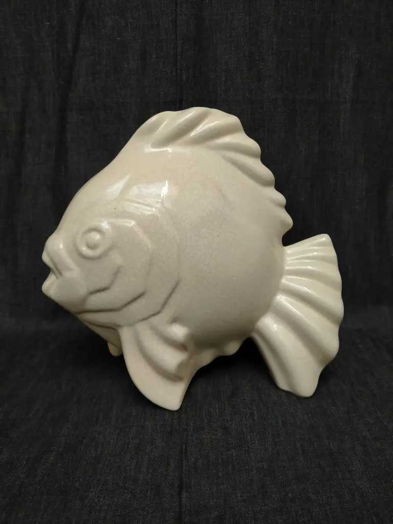 Sculpture en céramique craquelée Art Déco représentant un poisson signée Geo Condé 