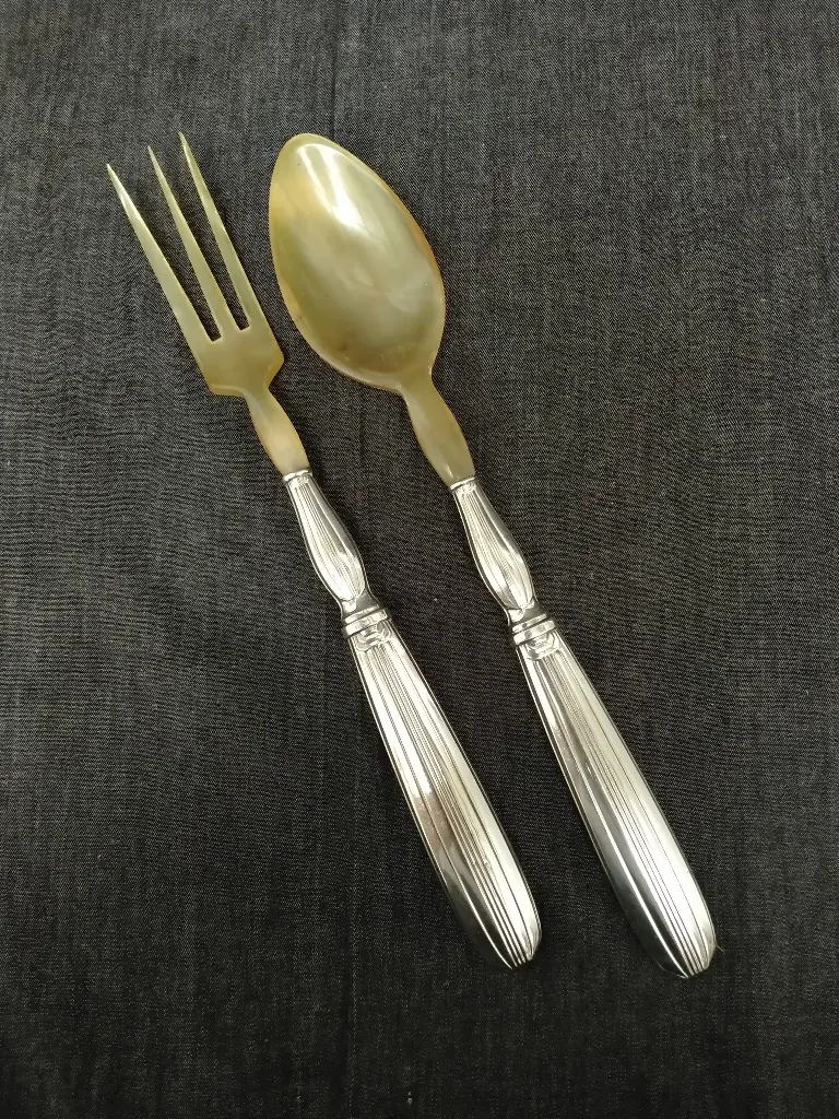 Couvert à salade corne et manche argent fourré 