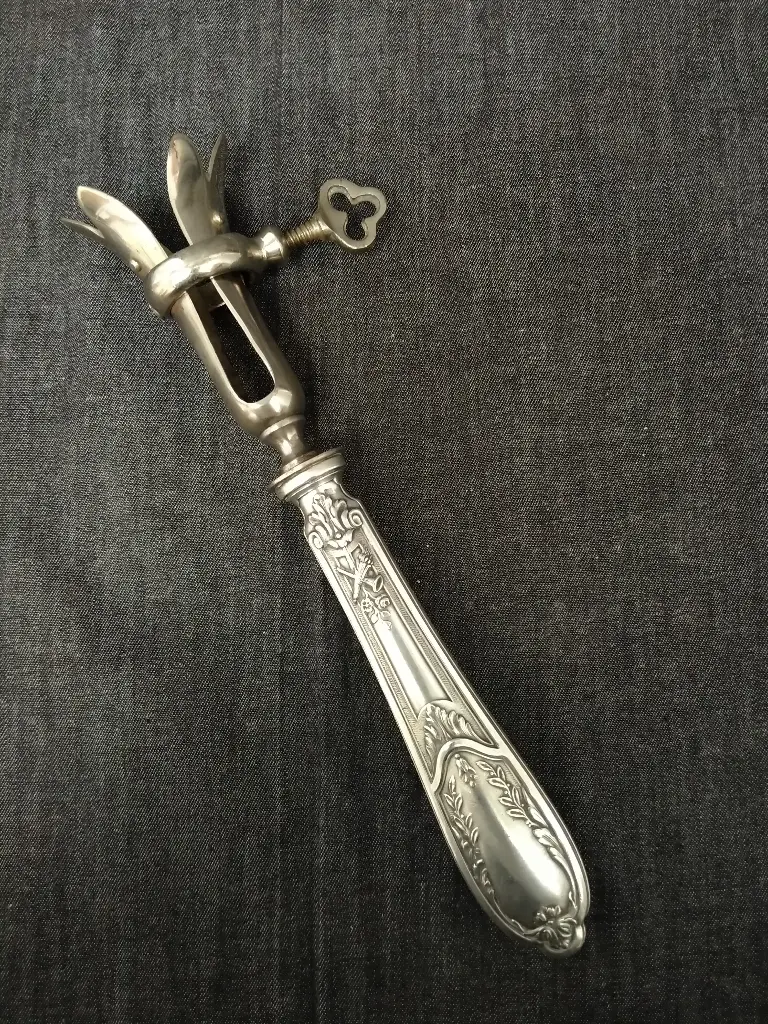 Pince à gigot vers 1900 manche argent fourré