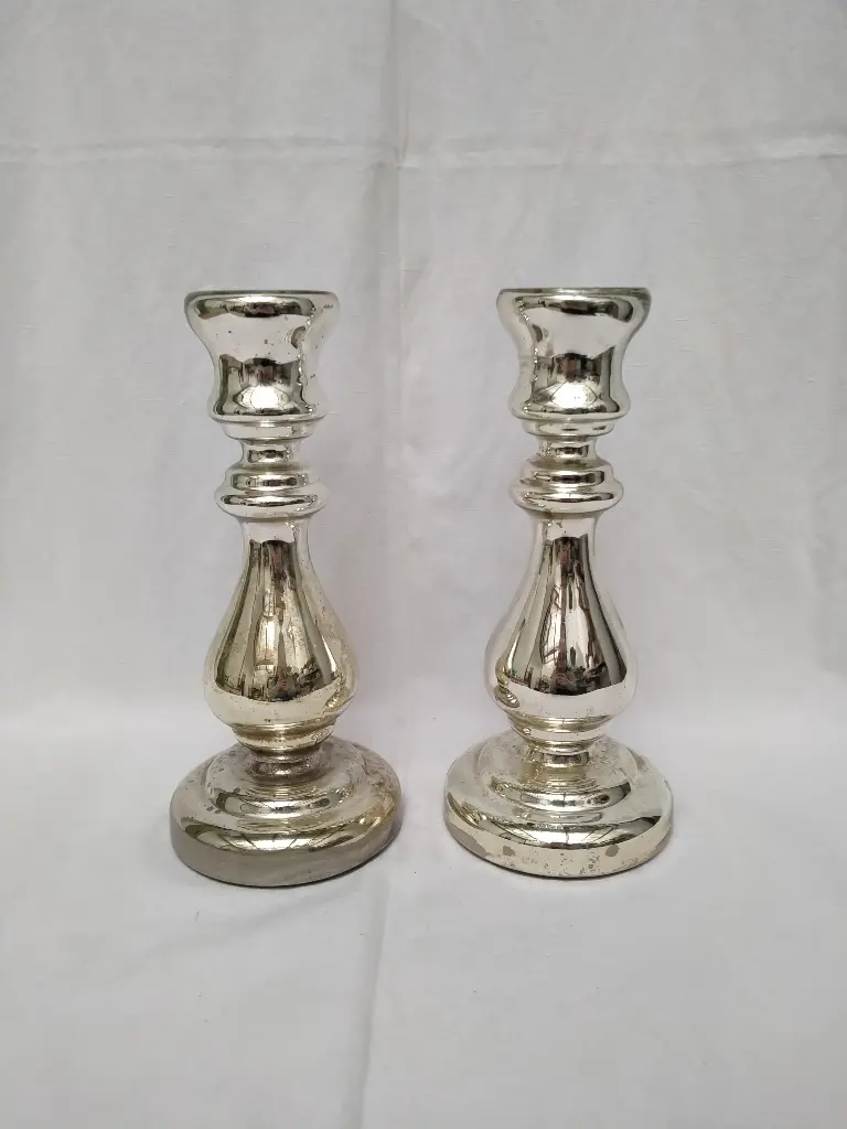 Paire de bougeoirs en verre églomisé XIXe siècle