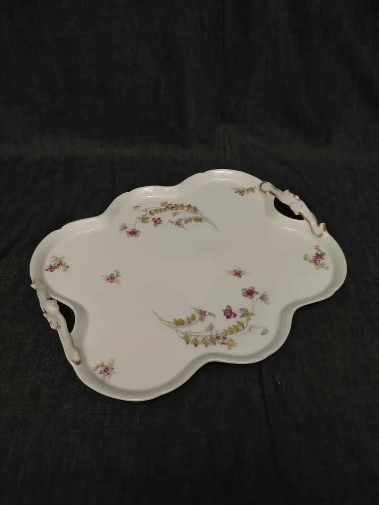 Plateau en porcelaine de Limoges décor imprimé de fleur et rehaut or