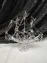 Bateau en verre filé, sculpture représentant un voilier à trois mâts 