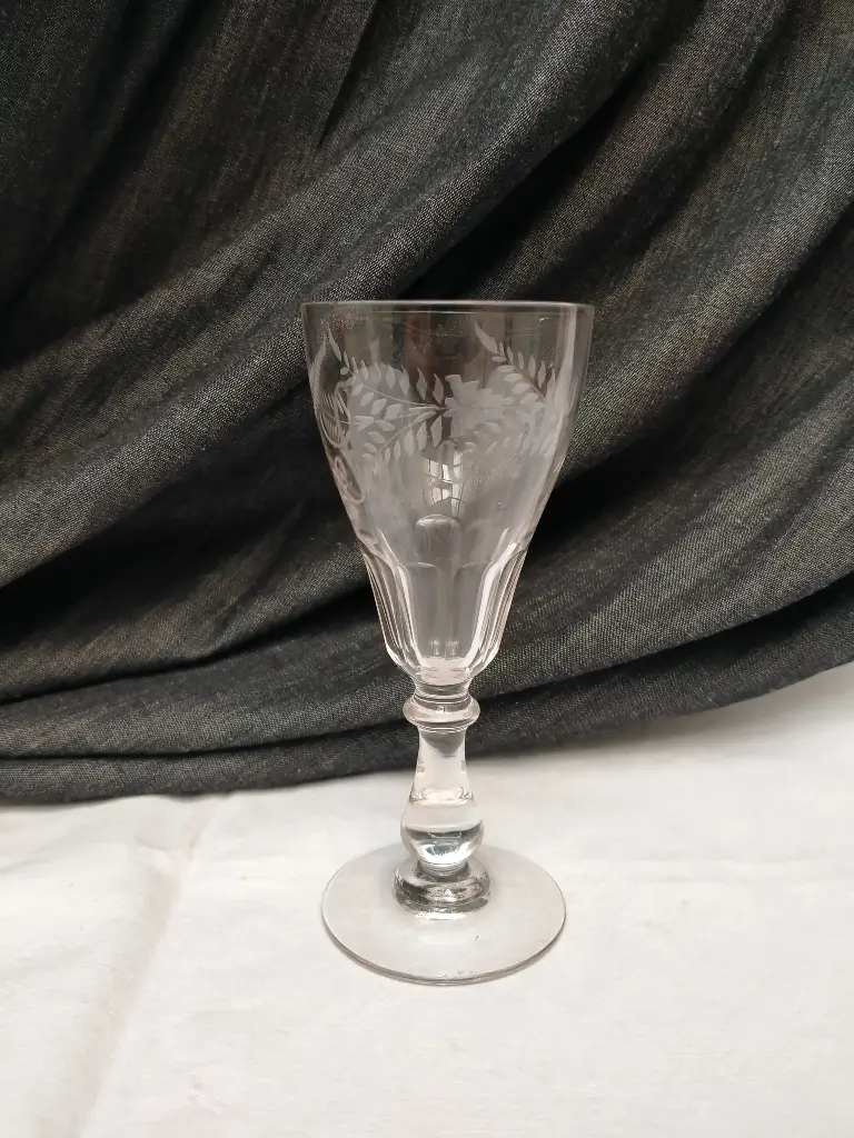 Verre XIXe siècle taillé et gravé "Souvenir" à décor de fleurs 