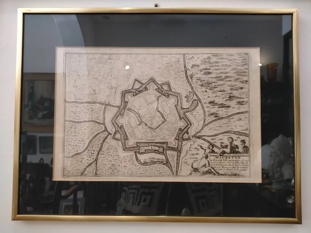 Gravure plan de la ville de Maubeuge datant du XVIIIe siècle 