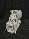 Groupe en biscuit de porcelaine représentant deux enfants sur une luge 