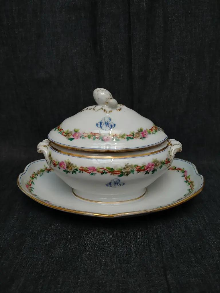 Saucière couverte en porcelaine de Paris décor main de fleurs et monogramme MC datant du XIXe siècle
