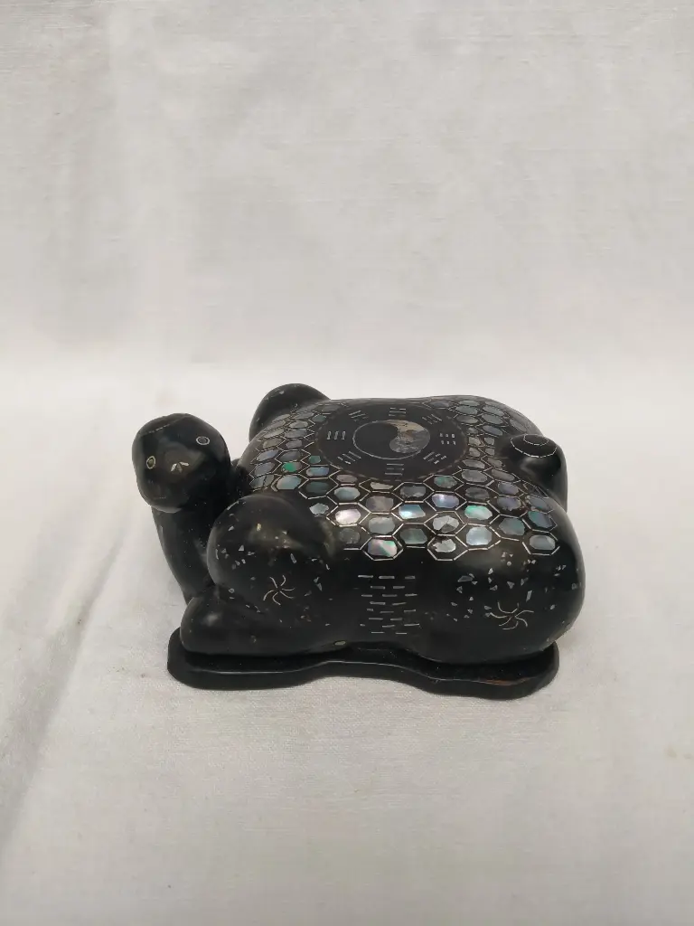 Petite boite en laque burgauté en forme de tortue 