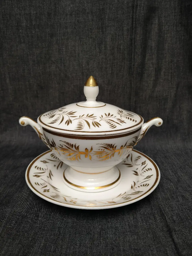 Sucrier en porcelaine de Paris époque Empire sur présentoir avec son couvercle 