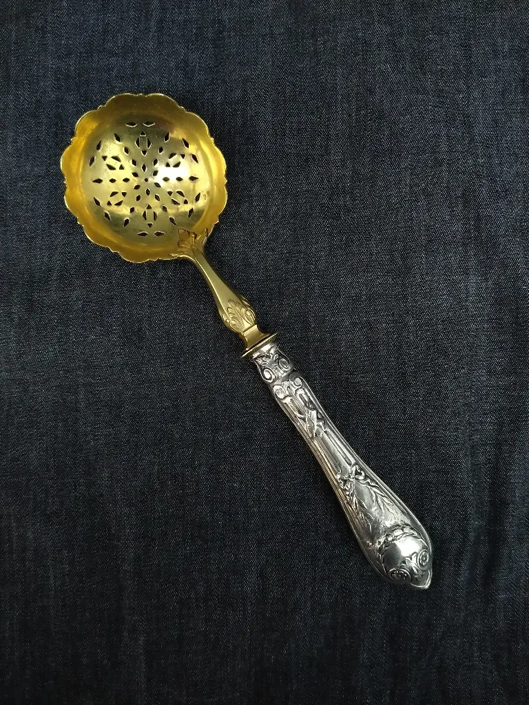 Cuillère à saupoudrer manche en argent fourré 
