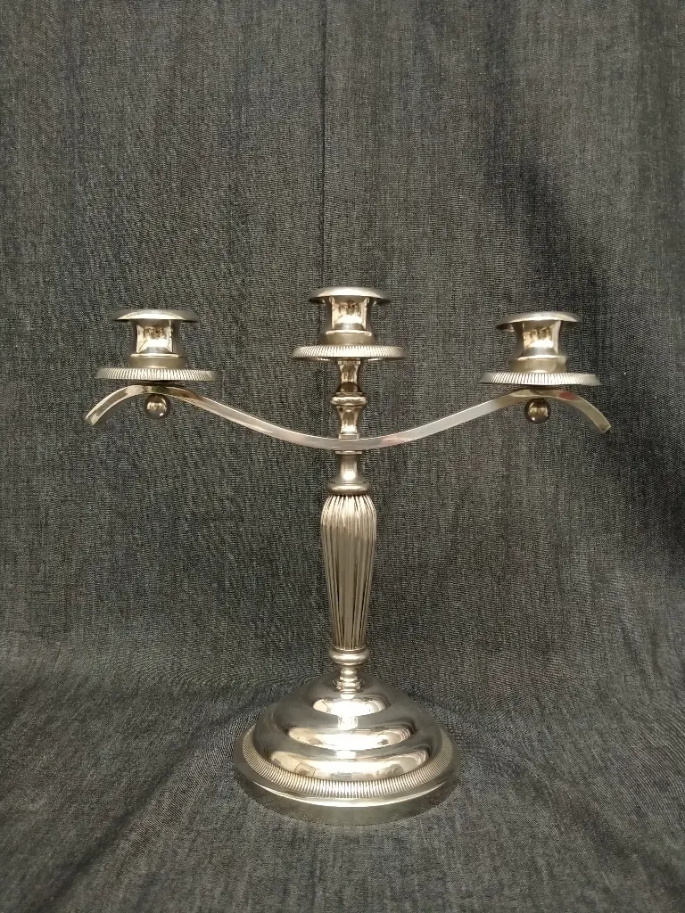 Chandelier en métal argenté anglais trois bras de lumière 