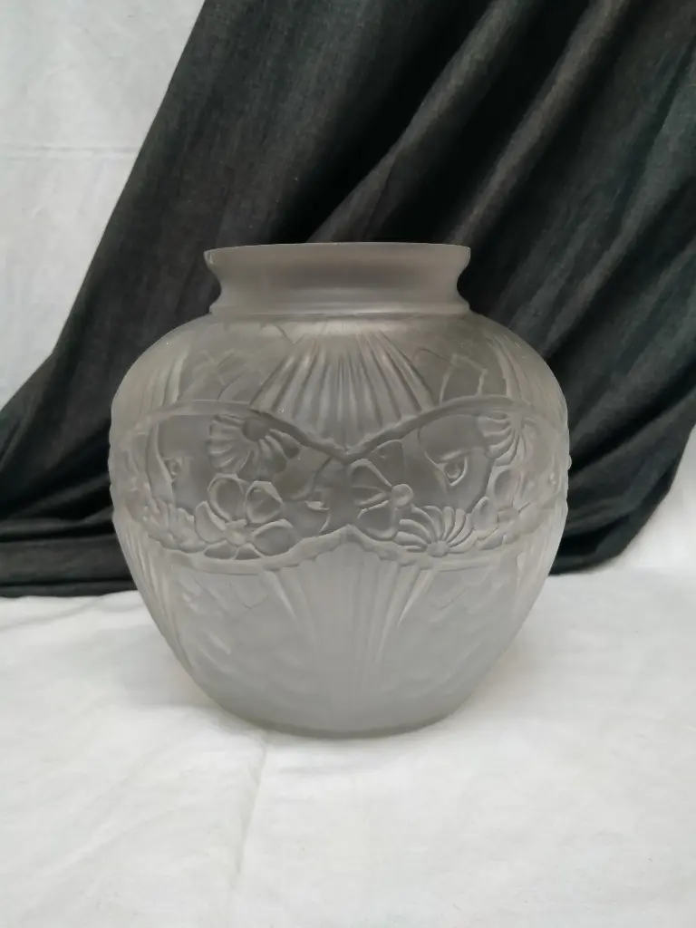 Vase boule Art Déco en verre dépoli 