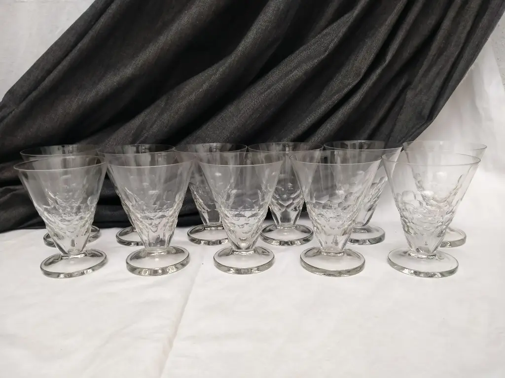 Série de 11 verres à eau conique Art Déco décor écailles 