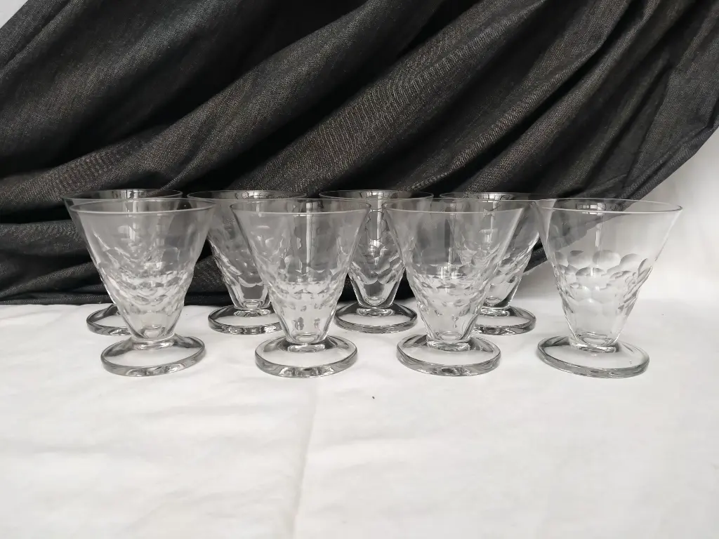 Série de 8 verres à vin conique Art Déco décor d'écailles verrerie belge Doyen modèle Lido 