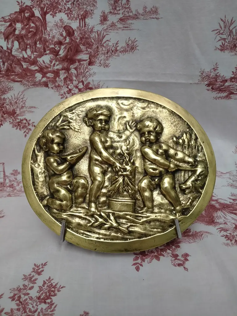 Médaillon en bas relief en bronze scène de bacchanale 