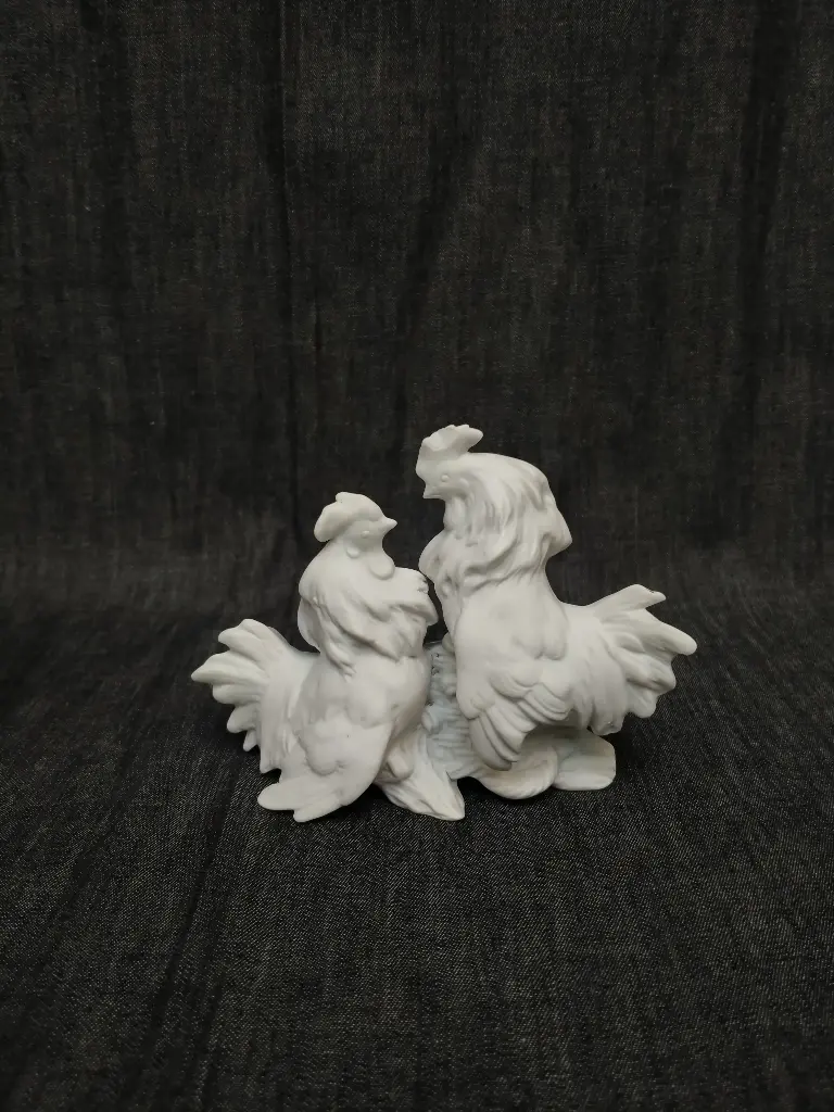 Bouquetière en biscuit représentant un combat de coqs pique fleurs 