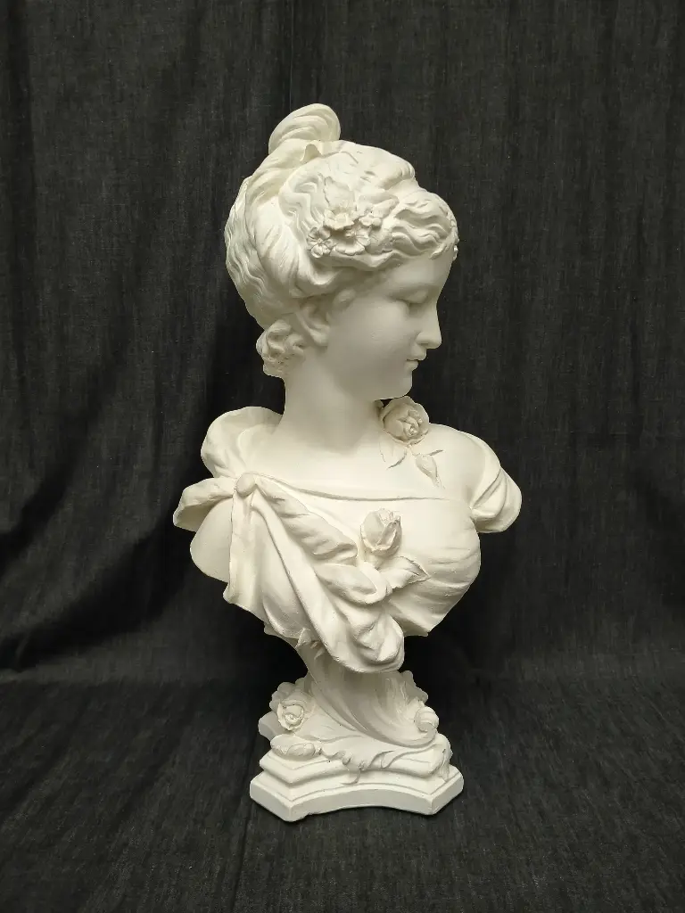 Buste en plâtre Art Nouveau représentant une femme avec des fleurs dans son corsage et ses cheveux 