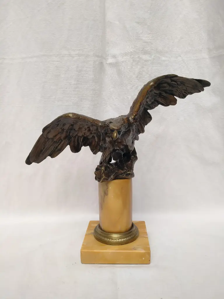 Bronze de bureau porte montre représentant un aigle sur une colonne en marbre de Sienne 