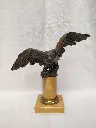 Bronze de bureau porte montre représentant un aigle sur une colonne en marbre de Sienne 