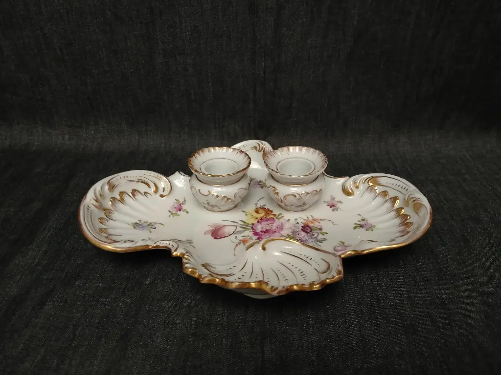 Encrier en porcelaine de Dresde décor main de fleurs et rehaut or 