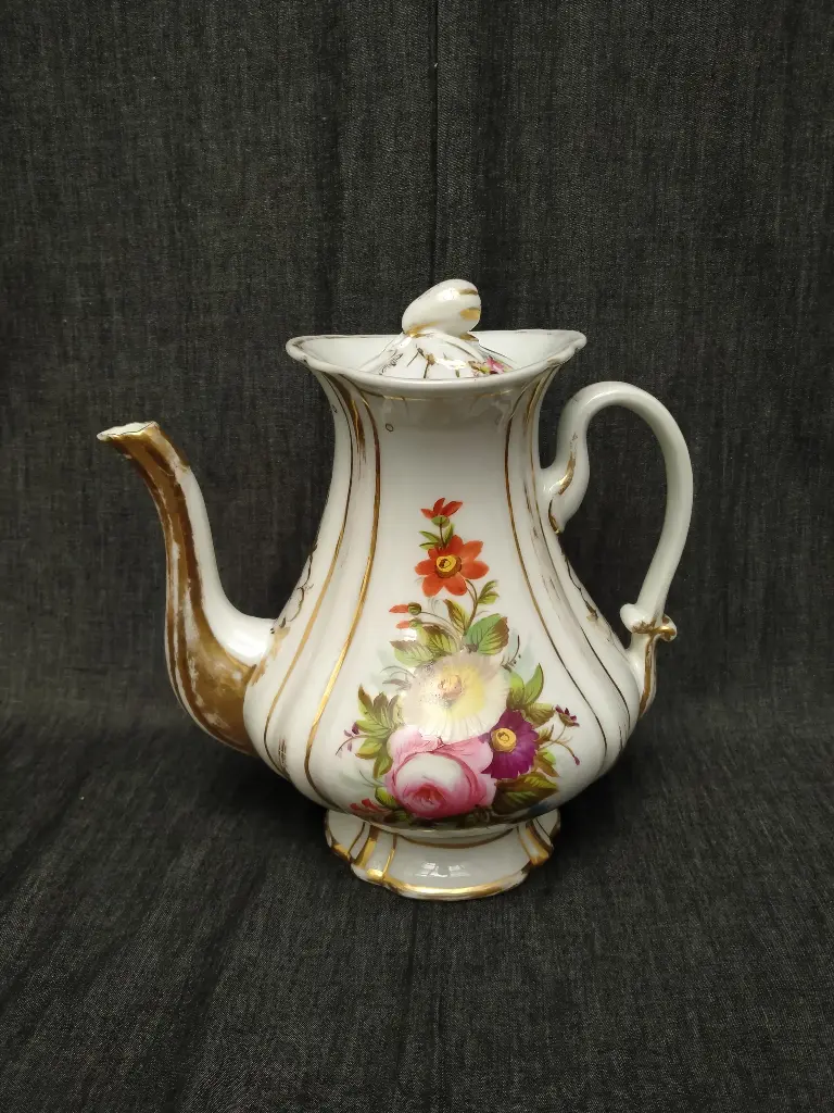 Cafetière en porcelaine de Paris décor main de fleurs et rehaut or 