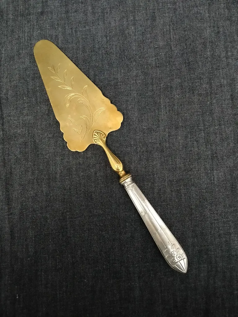 Pelle à tarte Art Déco manche en argent fourré poinçon Minerve 